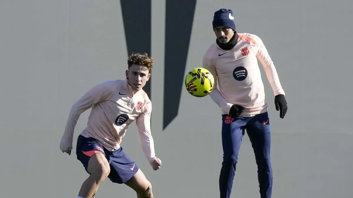 Fermín, que ahir va renovar, amb Raphinha a l’entrenament. - EFE