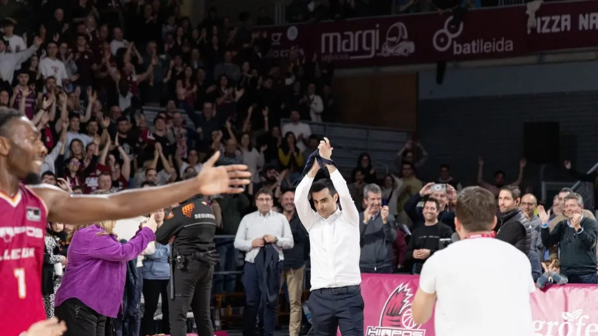 Gerard Encuentra, aplaudiendo al público al final de un partido ante el Burgos en el que fue excluido por dos técnicas. - JAVI ENJUANES