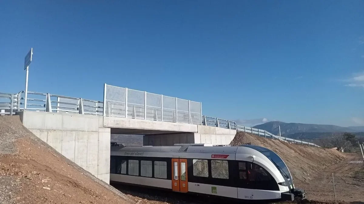 El tren de la Pobla circulant sota el nou pont. - FGC