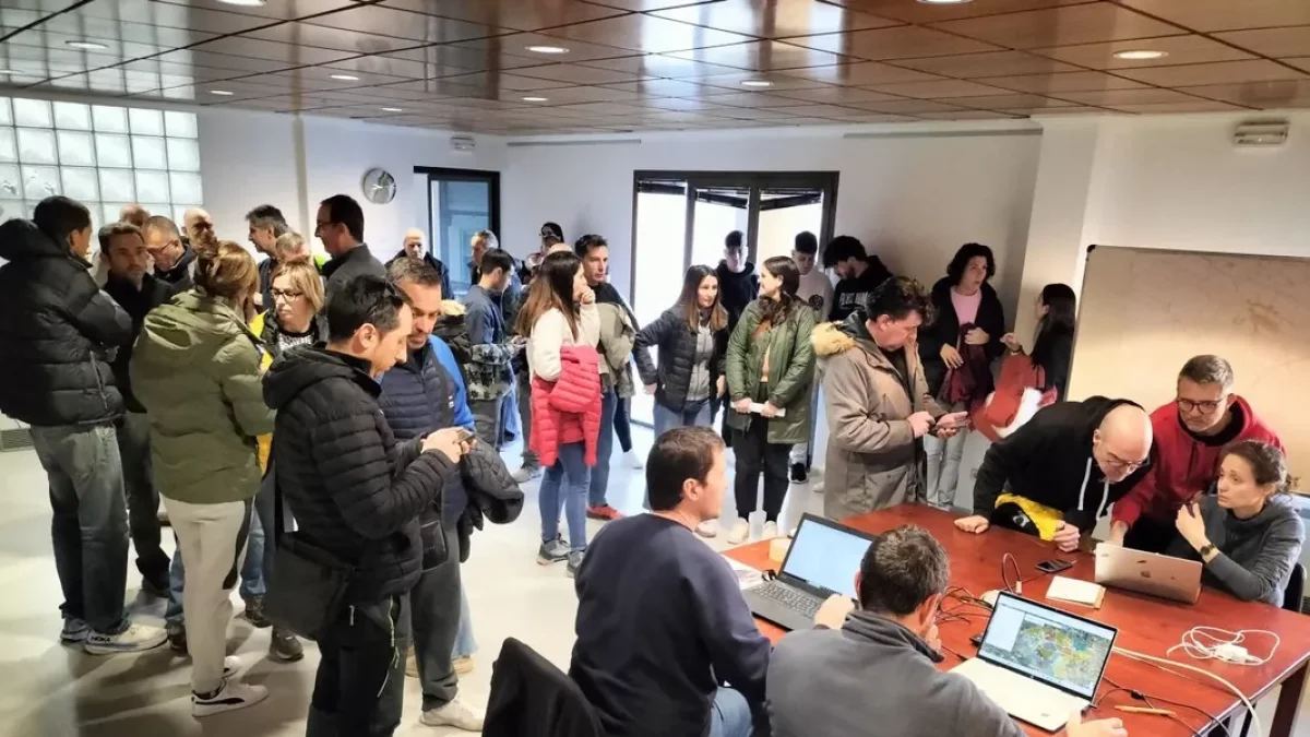 El centro de control de la búsqueda se habilitó ayer en la sala de actos del consistorio local. - J.GÓMEZ
