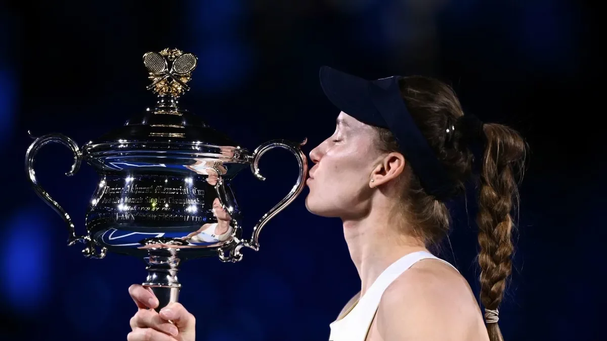 La kazaja Elena Rybakina besa el trofeo de vencedora en Melbourne. - EFE