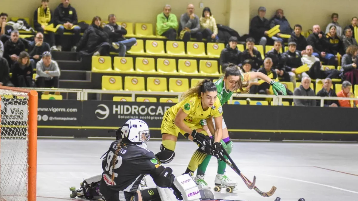 Aina Florenza intenta rematar davant de Gemma Solé i la portera Estela Rubio. - CLARA LIÁÑEZ