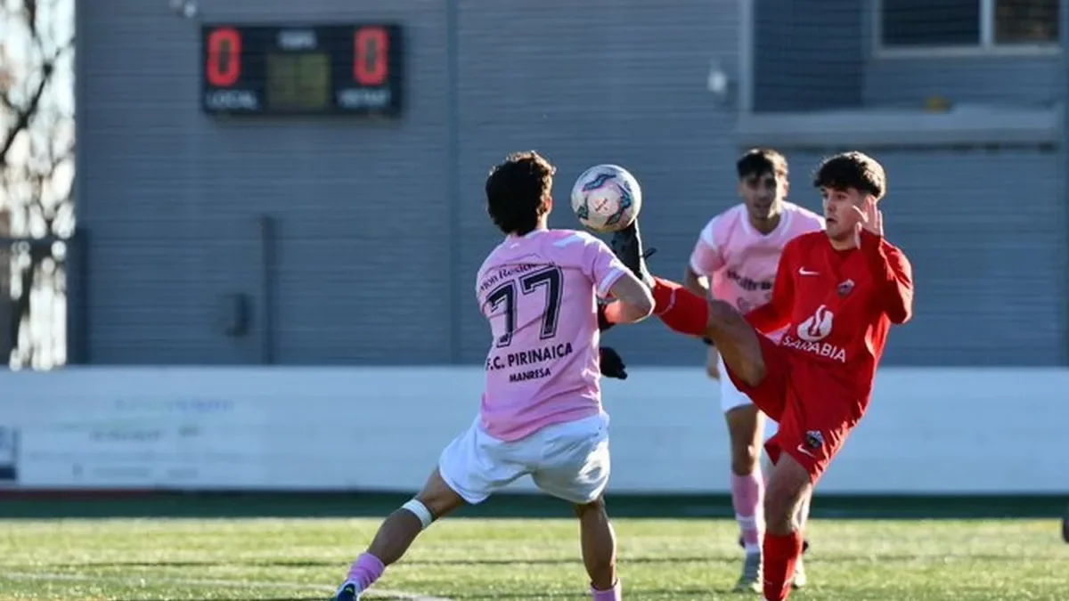 Un jugador de l’Alpicat intenta controlar la pilota davant un rival. - IRIS SOLÀ