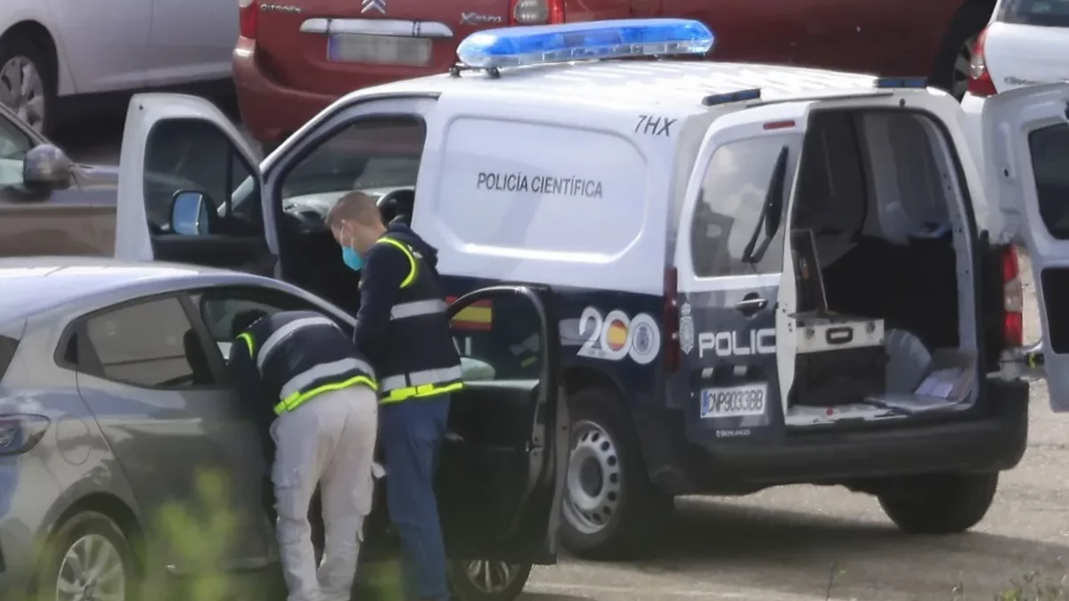 La policia científica analitza el cotxe del detingut a Algesires. - EFE