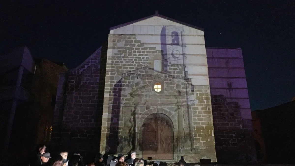 El campanar de l’església de Sant Pere de Rosselló va tornar a ‘lluir’ ahir a través de la projecció d’un màping a la façana. - I. GÓMEZ