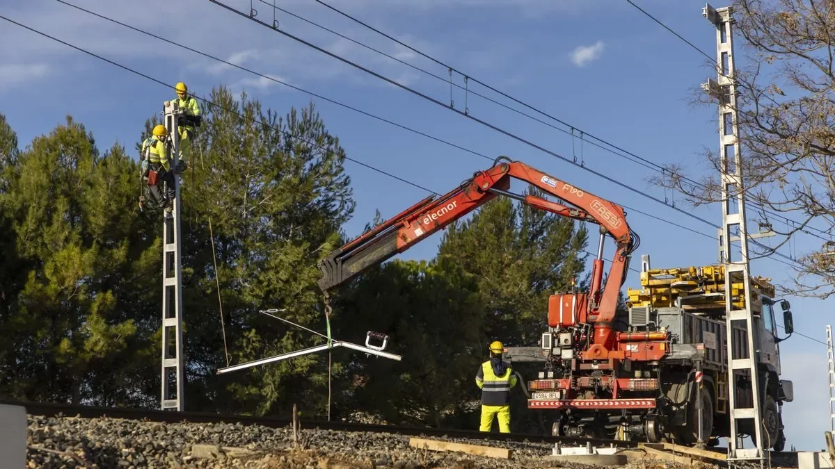 Obres ahir al matí a les vies de Juneda. - JORDI ECHEVARRIA