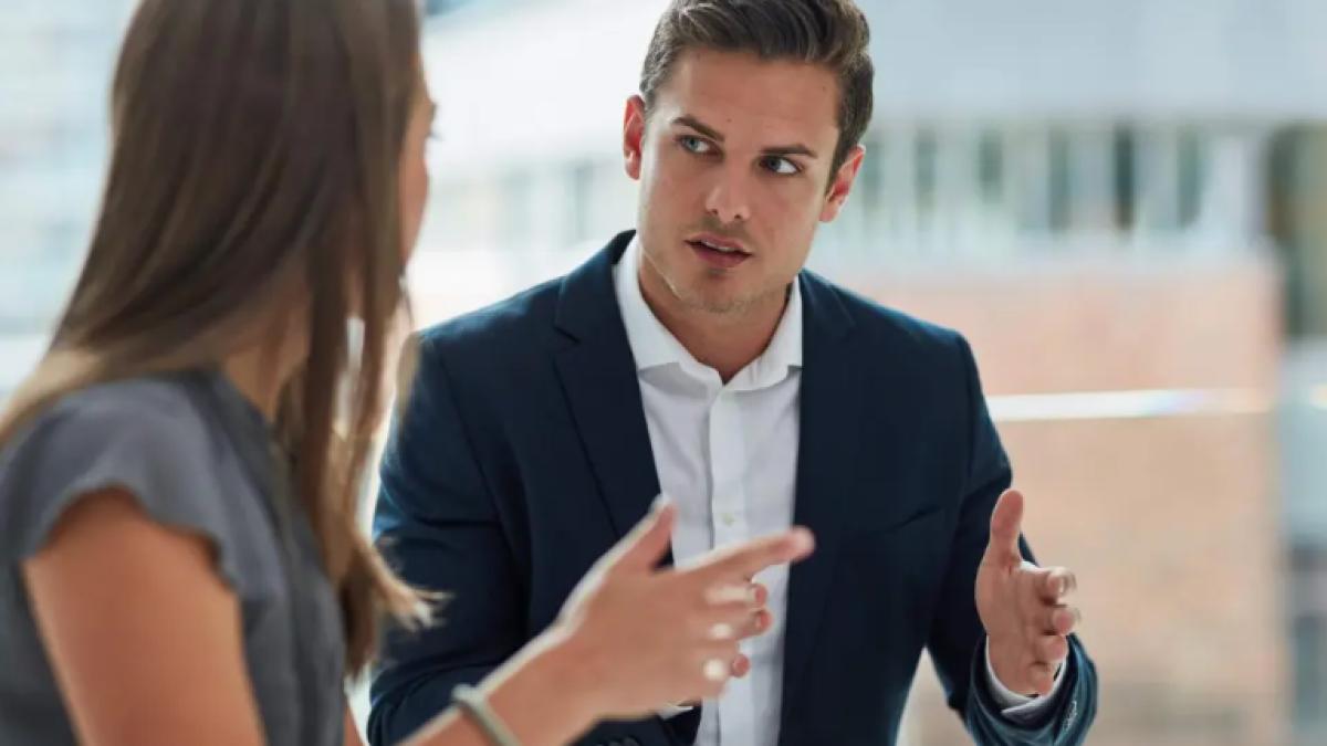 Dos persones mantenint una conversa.