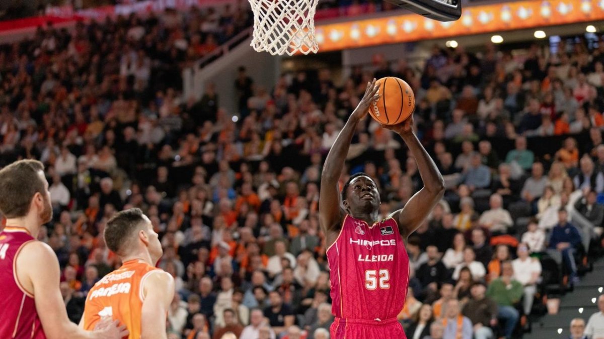 El pivot del planter Ibou Dabo ha tingut l'oportunitat de saltar a la pista del Roig Arena.