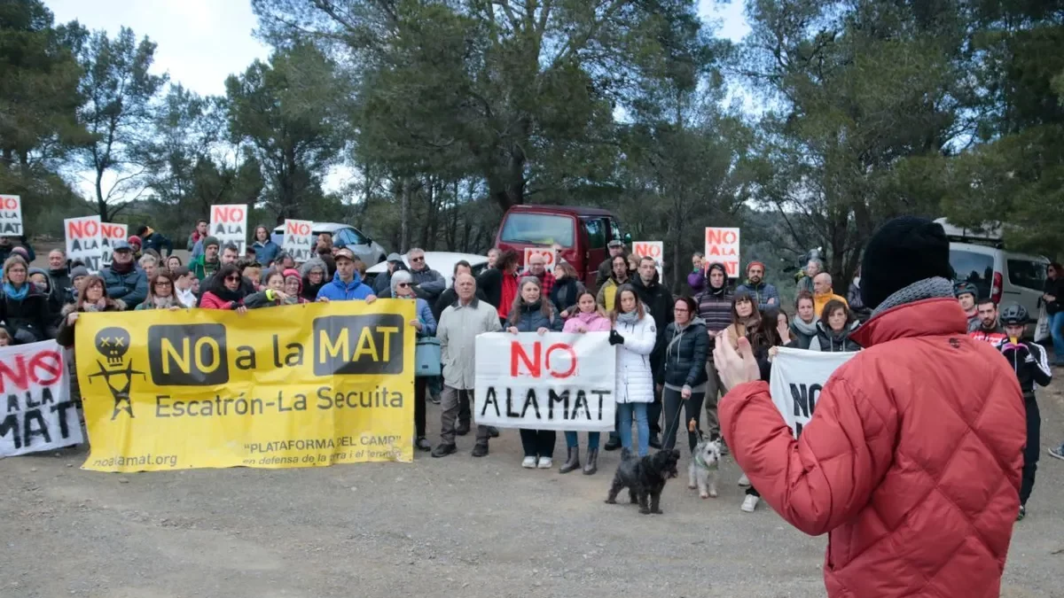 Un centenar de persones es van concentrar ahir a Almoster. - ACN