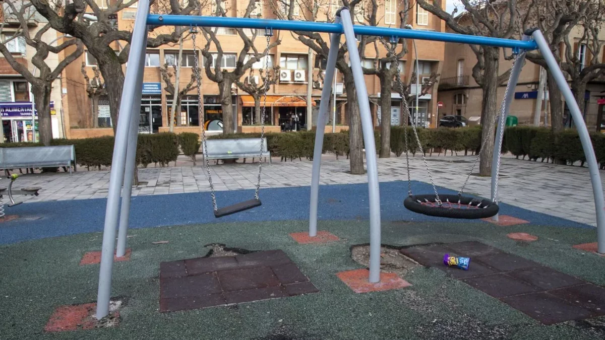 El paviment de cautxú està molt desgastat. - LAIA PEDRÓS