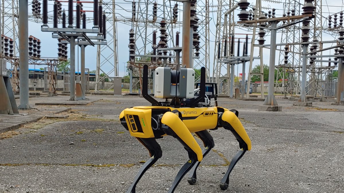 Robot equipat amb una càmera especial per enregistrar infraestructures en una subestació d'Endesa.