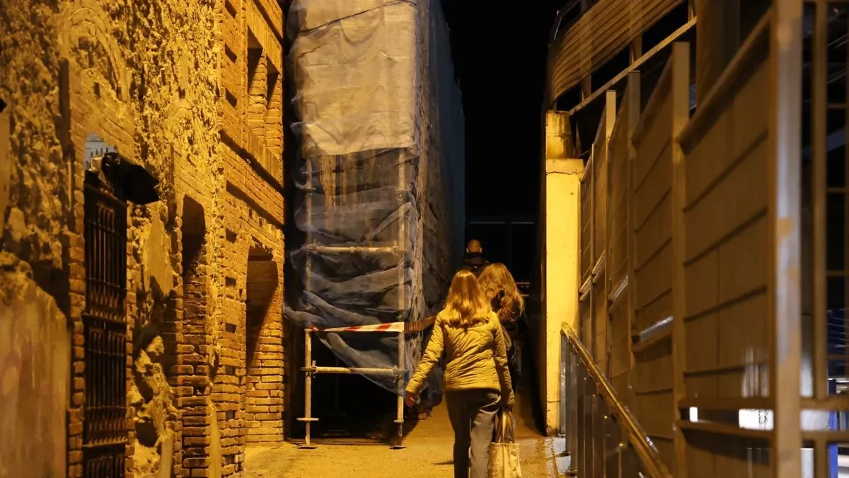 Els vianants han de passar ara pel costat de les bastides. - AMADO FORROLLA