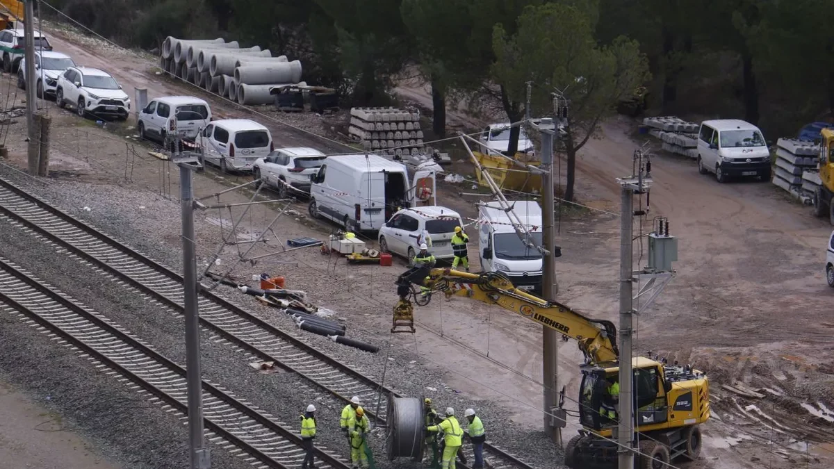 Operaris treballant a Adamuz, a Còrdova. - EFE