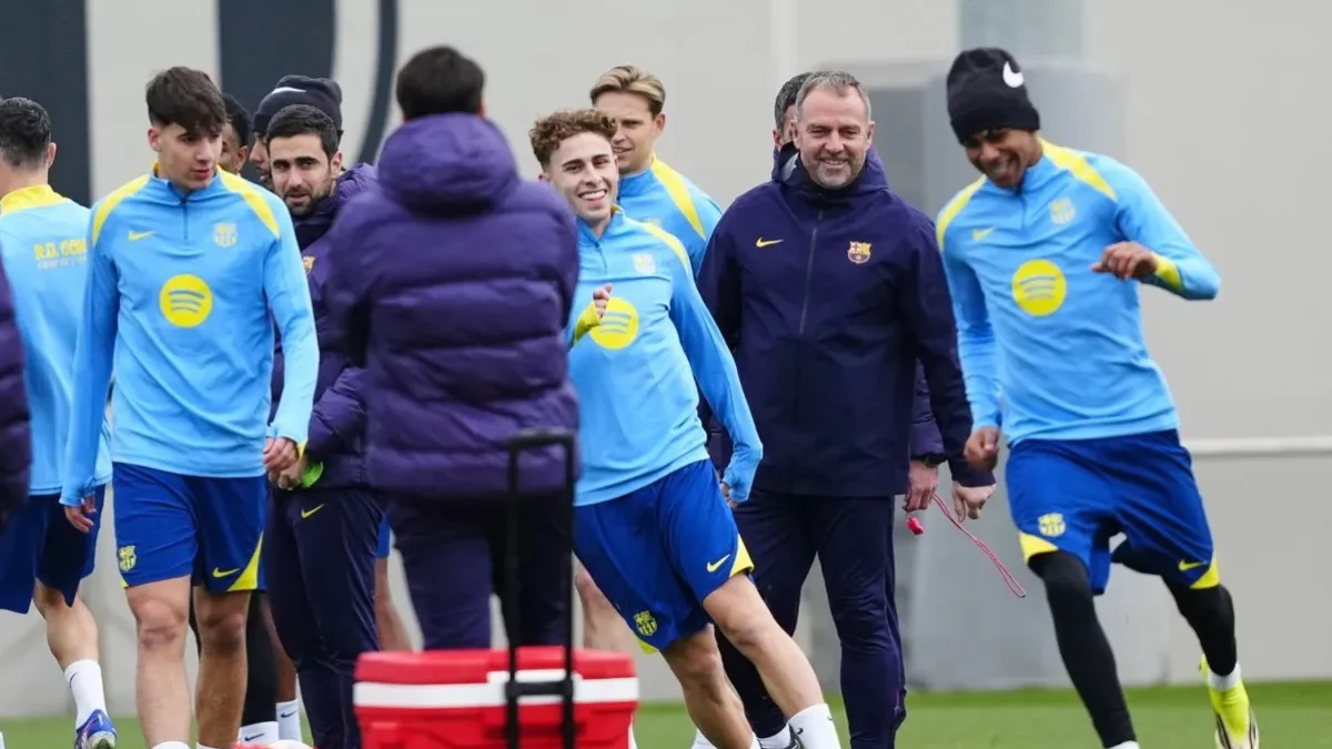 Lamine Yamal, amb Flick i Fermín, en un entrenament. - EFE