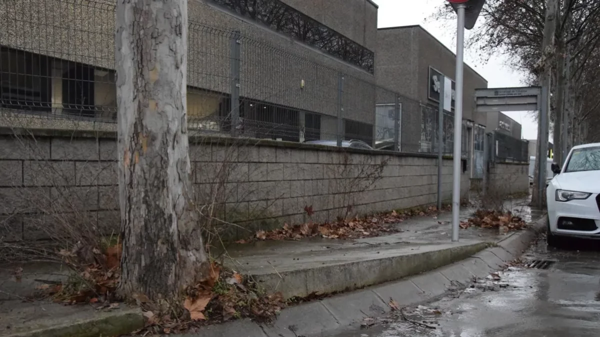 El mal estat de les voreres implica un perill per a la seguretat. - C. SANS