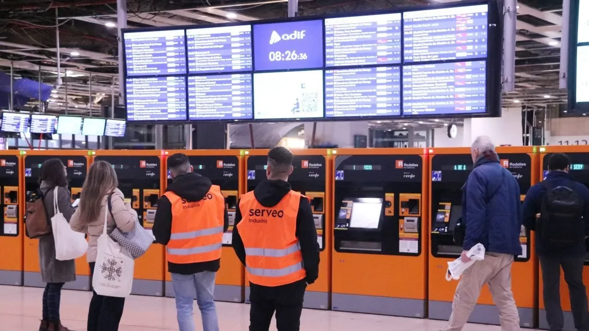 Usuaris i informadors ahir al matí a l’estació de Sants, a Barcelona. - ACN