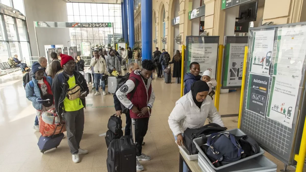 Desenes de persones fent cua a l’estació de Lleida Pirineus per accedir a les andanes. - LAIA PEDRÓS
