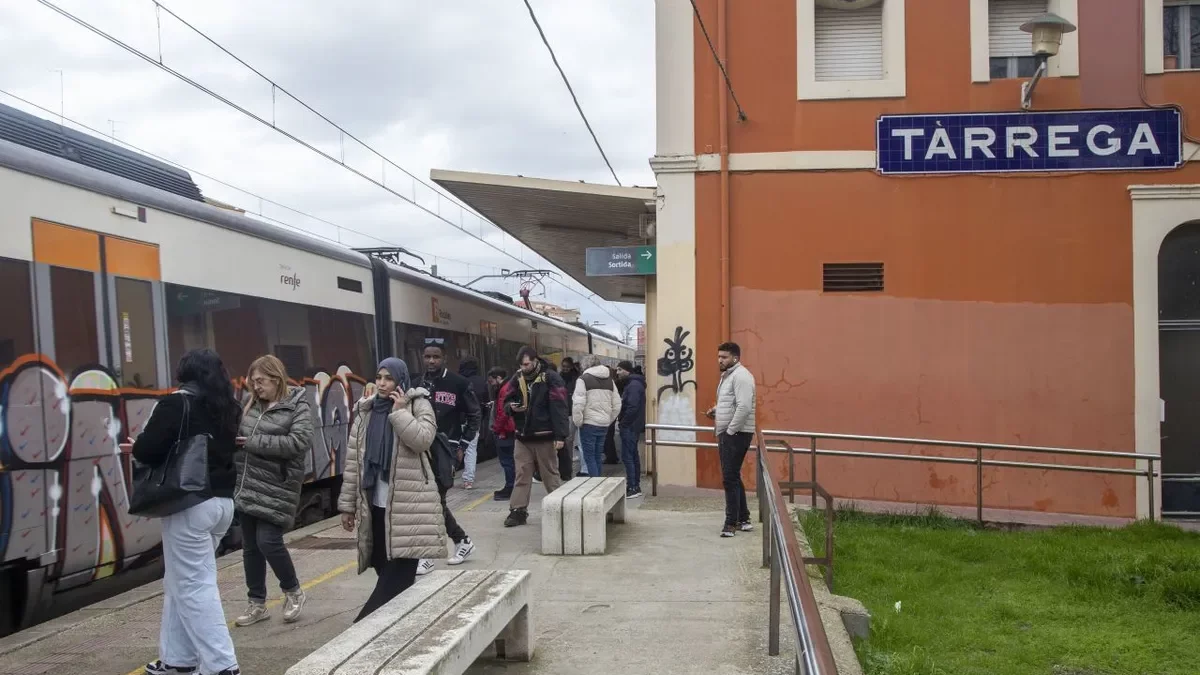 Usuaris de Rodalies pujant al tren a l’estació de Tàrrega ahir al migdia. - JORDI ECHEVARRIA