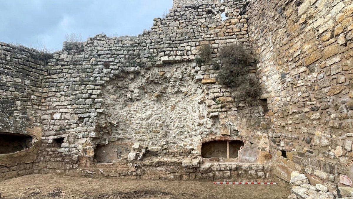 Obres que s'estan fent a la muralla del castell de Guimerà.