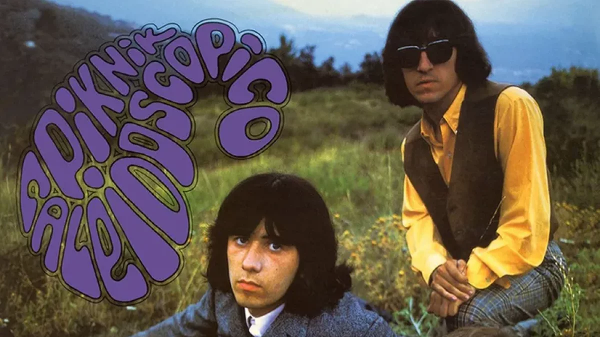 A dalt, Antoni Gorgues (centre) amb Los Negativos. Sobre aquestes línies, caràtula de ‘Piknik Caleidoscópico’. - GUERSSEN