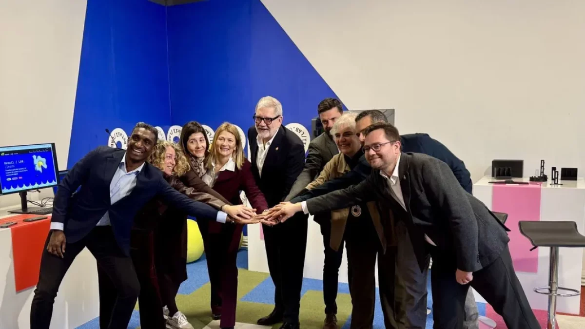 Larrosa va estar acompanyat per tots els edils del PSC, amb qui va fer pinya a l’acabar la intervenció. - MARC CARBONELL