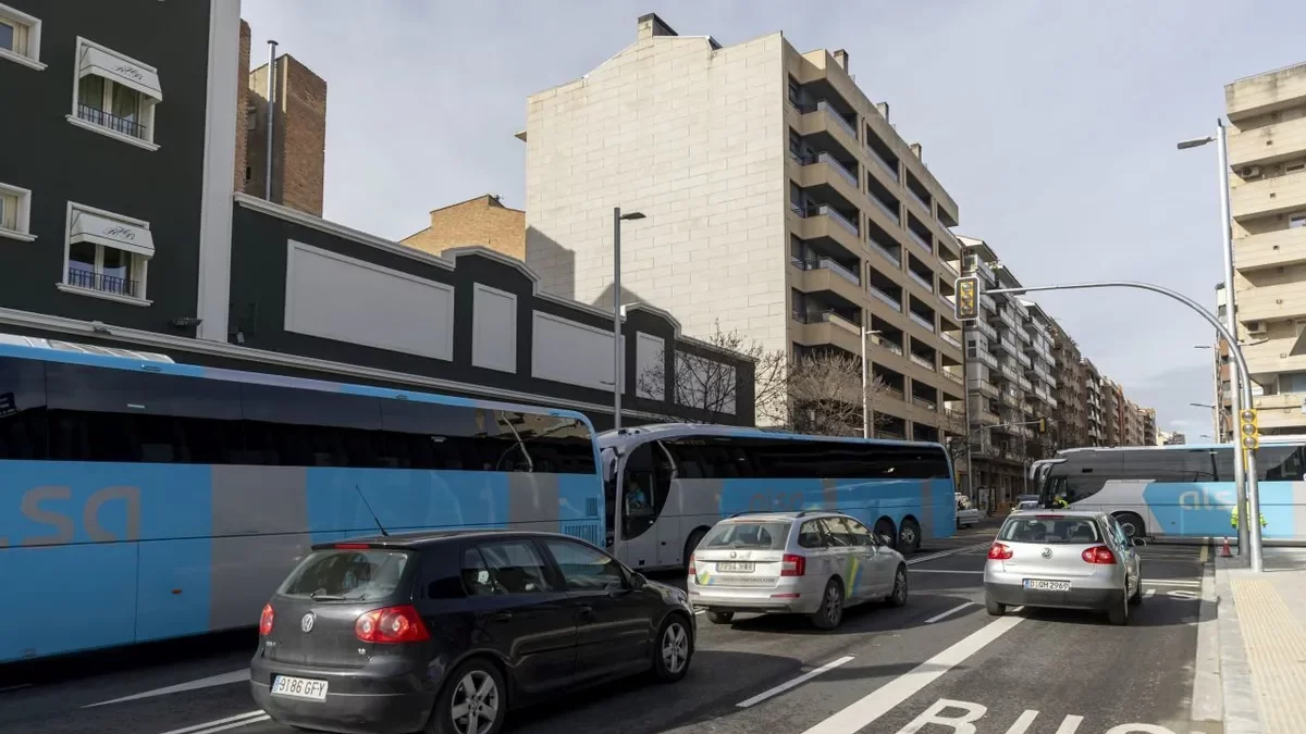 Tres busos sortint per Príncep de Viana en direcció cap al pont. - JORDI ECHEVARRIA