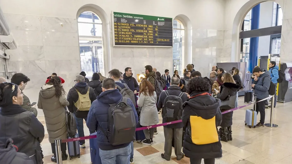 Desenes de passatgers al vestíbul de l’estació de Lleida Pirineus esperant el seu torn per embarcar. - JORDI ECHEVARRIA