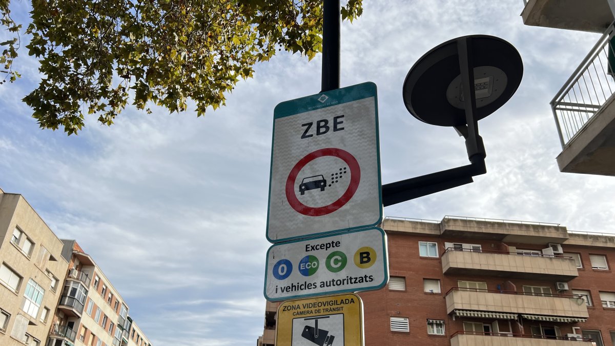 Imatge del cartell de la ZBE en un dels accessos de Reus.