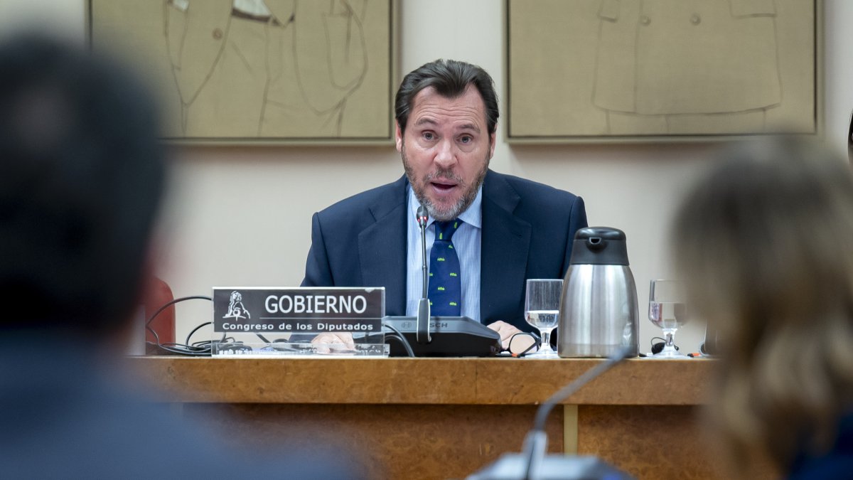 El ministre de Transport i Mobilitat Sostenible, Óscar Puente, durant la seua compareixença davant la Comissió de Transports i Mobilitat Sostenible, al Congrés dels Diputats, el 3 de febrer.