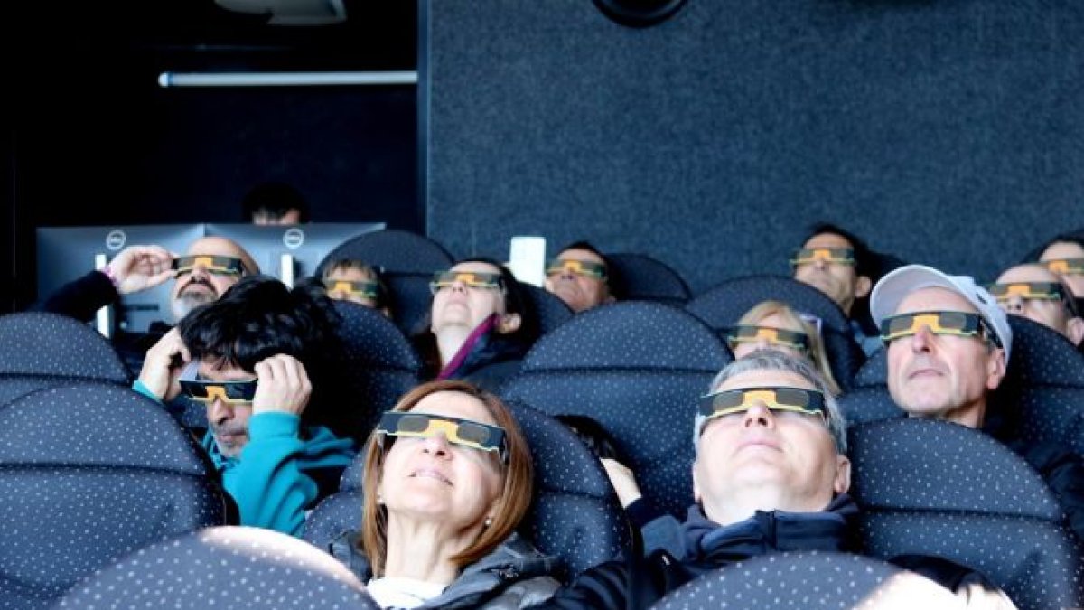 Visitants del Parc Astronòmic del Montsec observen un eclipsi des del planetari en una imatge d'arxiu.