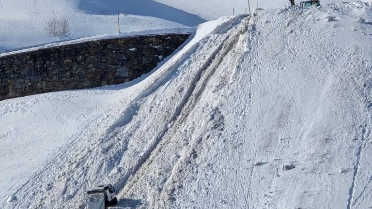 El camió carregat de neu que ha caigut cent metres muntanya avall al Pas de la Casa, a Andorra.