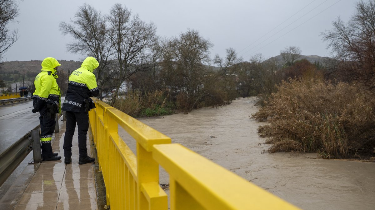 Agents de la policia Local de Puente Tablas (Jaén) vigila la crescuda del riu Guadalbullón al seu pas per la localitat.