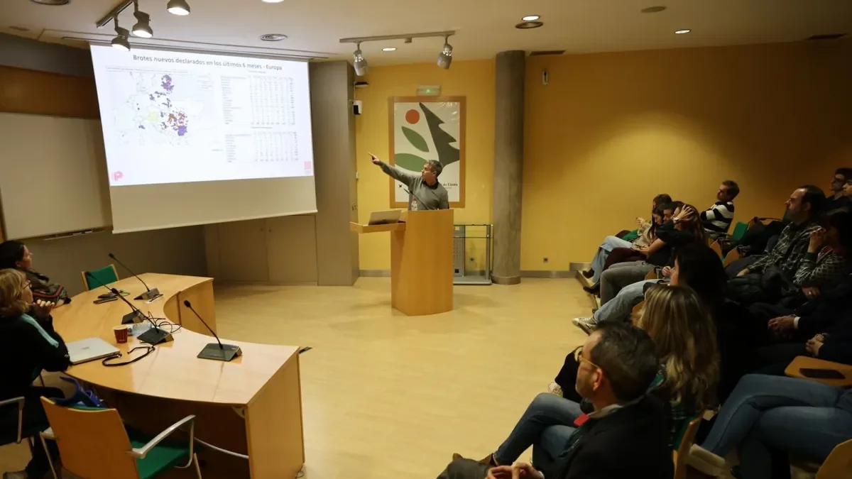 El veterinario Jordi Baliellas durante la conferencia ofrecida ayer en la UdL. - AMADO FORROLLA