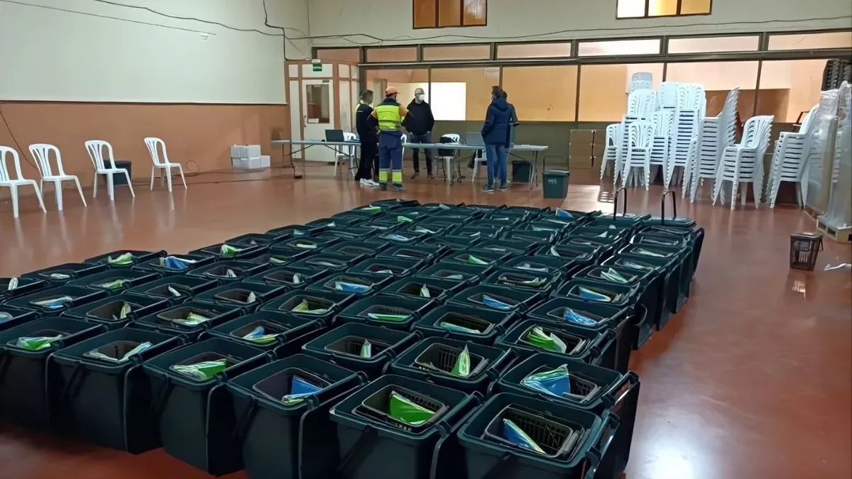 Los cubos y bolsas preparados para su distribución entre los pueblos que se suman a la recogida. - C.C.L.G.