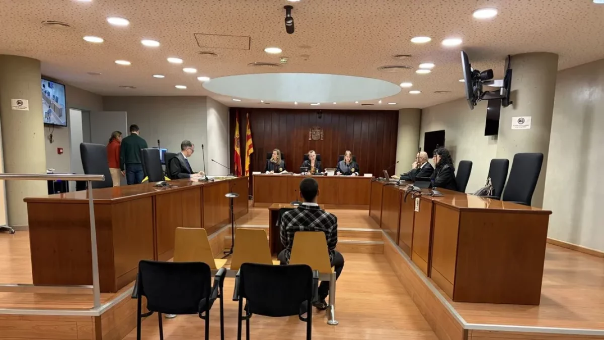 El acusado, ayer en el banquillo de la Audiencia. - A. GUERRERO