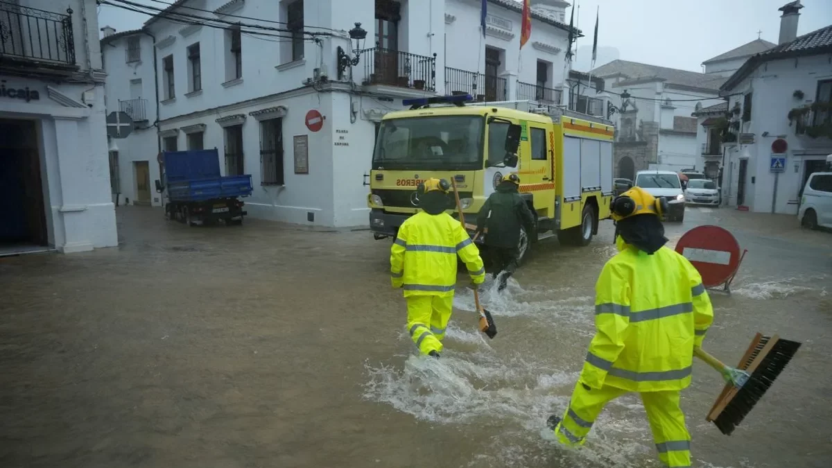 Bomberos trabajando en labores de achique de agua en el municipio gaditano de Grazalema. - EFE