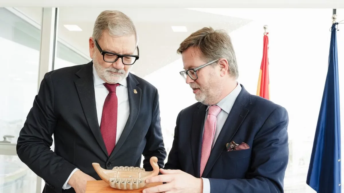 Larrosa rep un obsequi del president del port de Tarragona. - NACHO MATEO-PORT DE TARRAGONA