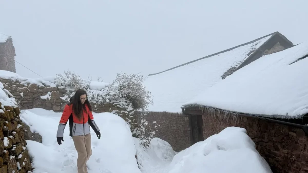 Clàudia Castaño pels carrers de Rubió, plens de neu. - MARTA LLUVICH /ACN