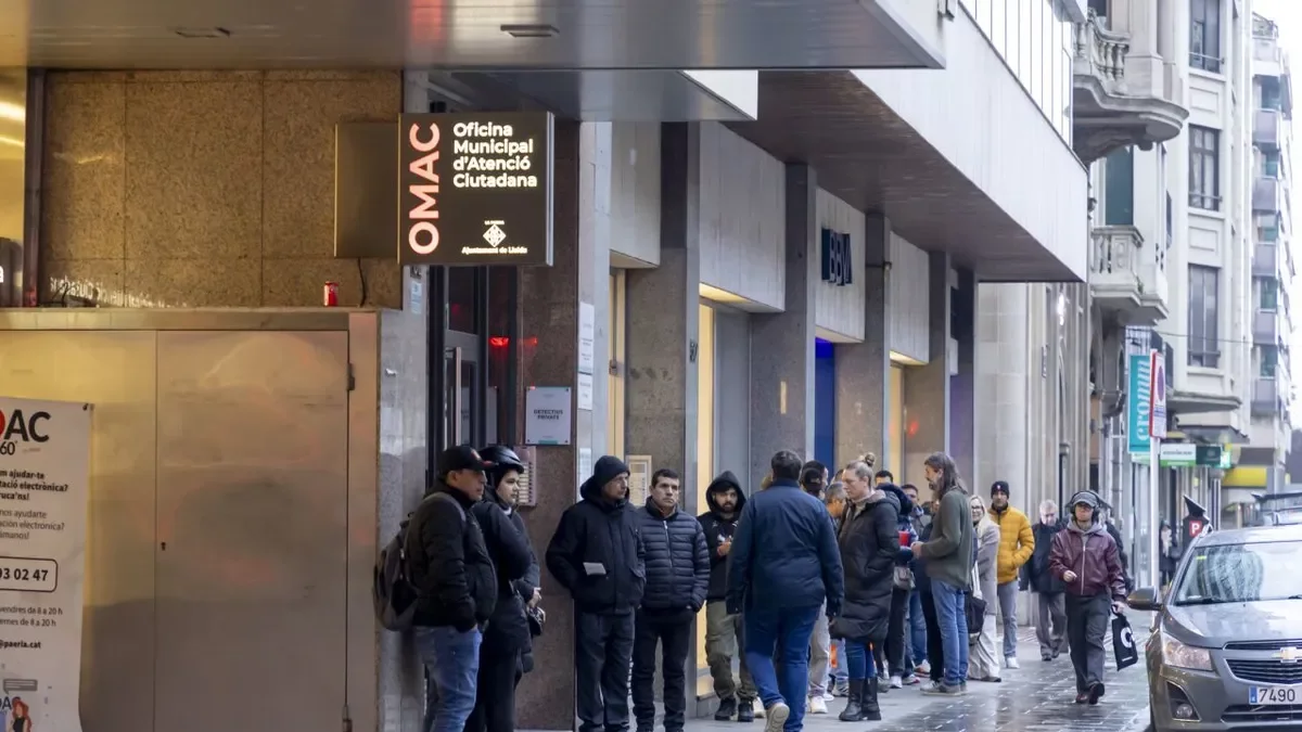 Aquesta setmana cada dia s’han format cues davant l’Oficina Municipal d’Atenció Ciutadana de l’ajuntament de Lleida. - JORDI ECHEVARRIA