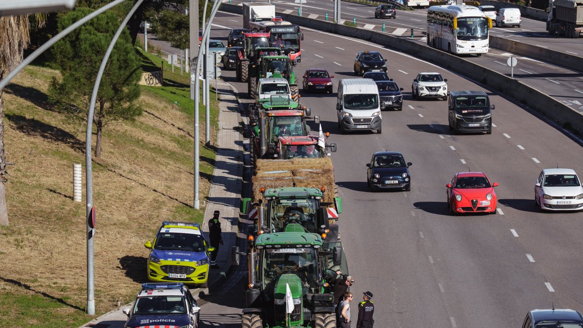 Els tractors de Revolta Pagesa entrant a la Meridiana de Barcelona, envoltats també d'un dispositiu policial