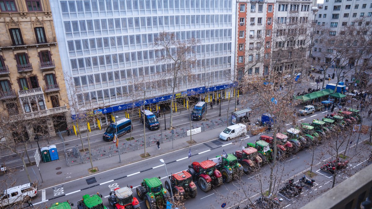 Imatge aèria dels tractors davant del Departament d'Agricultura.