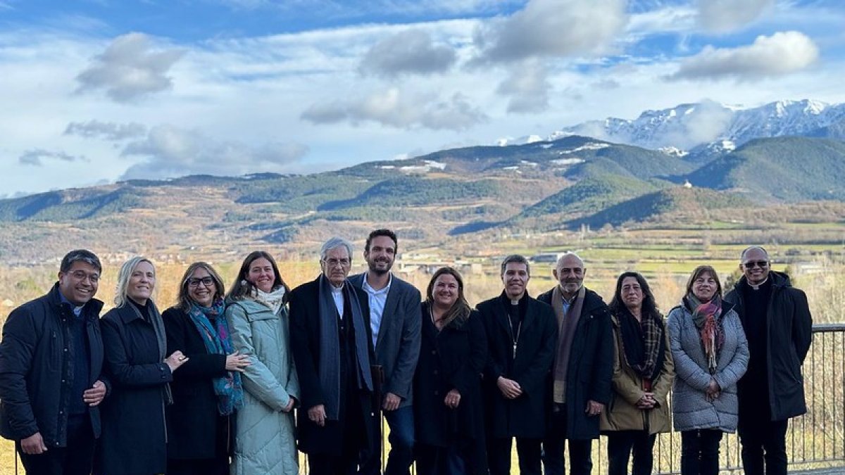 Representants el Bisbat d’Urgell i el Departament de Cultura després de signar l’acord per la cessió de Sant Climent de Taüll, Sant Feliu de Barruera i l’església-monestir de Gerri de la Sal