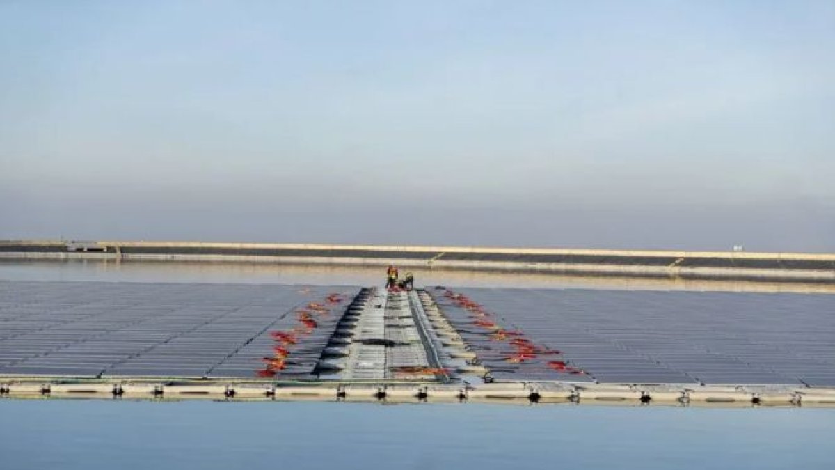 Instal·lació de plaques solars en una bassa del Segarra-Garrigues a Alfés.