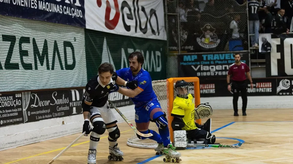 Jordi Badia, pugnando con un jugador del Sanjoanense durante el partido de ida en Portugal.