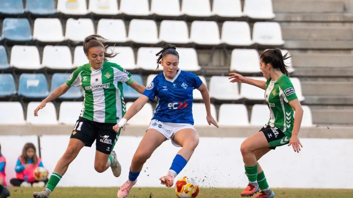 Laura Blasco, del AEM, frente a dos jugadoras del Betis en el partido de la primera vuelta. - PAU PASCUAL