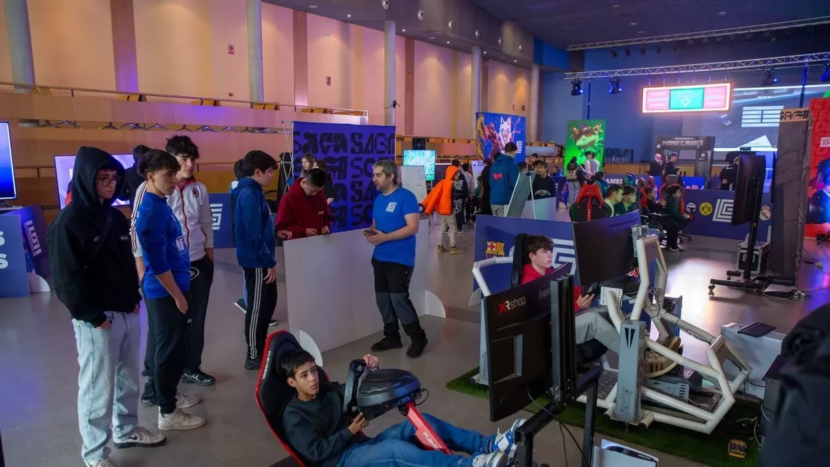 Jóvenes jugando a videojuegos ayer en Ponts. - AGUSTÍ CUCURULLS