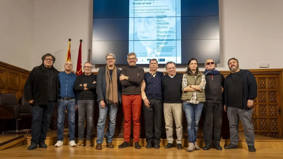 Poetas y organizadores posaron ayer antes del inicio de la primera ponencia en el Institut d’Estudis Ilerdencs de Lleida. - PAU PASCUAL PRAT