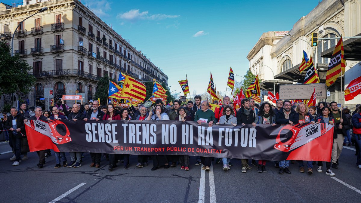 Capçalera de la manifestació per denunciar la situació de Rodalies, aquest dissabte a Barcelona.