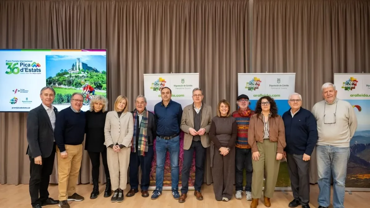 Miembros del jurado y autoridades de la Diputación, tras el anuncio de los ganadores. - ARA LLEIDA