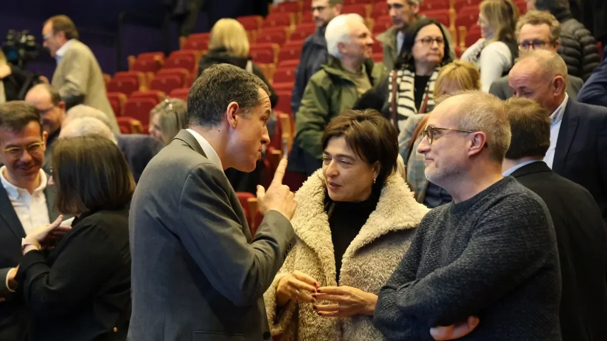 El conseller Ordeig charla con dos asistentes a la jornada. - AMADO FORROLLA